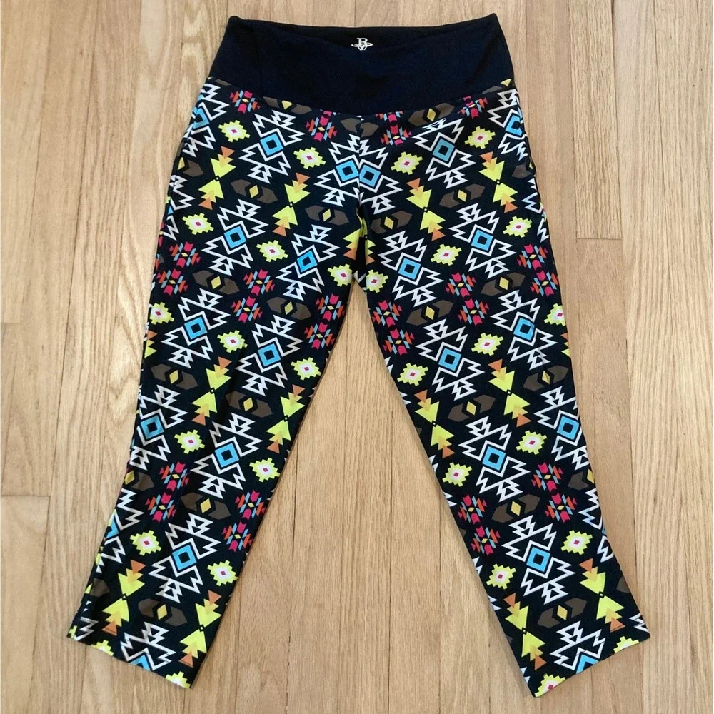 Raes Wear Womens M Capri Leggings Geometric Tribal Southwestern Lightweight Cute